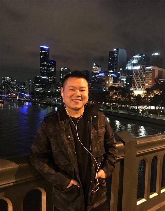 吴秀波最新图片，小巷深处的风情与奇遇